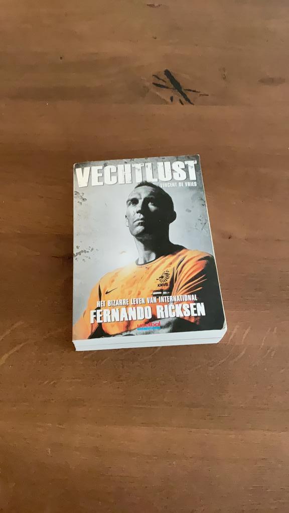 Vincent de Vries - Vechtlust Fernando Ricksen, Boeken, Biografieën, Zo goed als nieuw, Sport, Ophalen of Verzenden