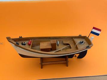 Houten Modelboot met Nederlandse Vlag beschikbaar voor biedingen