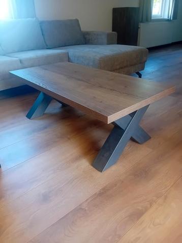 Industriele salontafel degelijke tafel met X poten beschikbaar voor biedingen