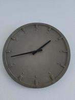 Betonnen Wandklok 34 cm- Stoer & Stijlvol!, Huis en Inrichting, Woonaccessoires | Klokken, Ophalen of Verzenden, Zo goed als nieuw