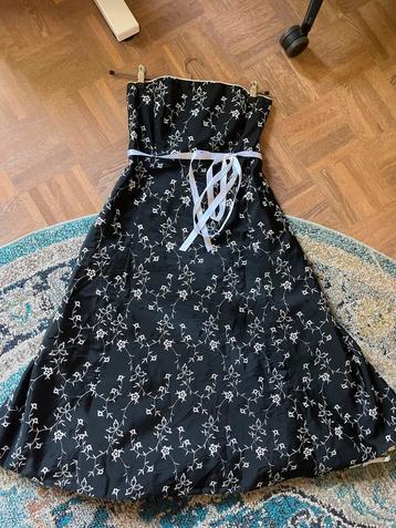 Zwarte jurk met bloemenprint, maat S beschikbaar voor biedingen