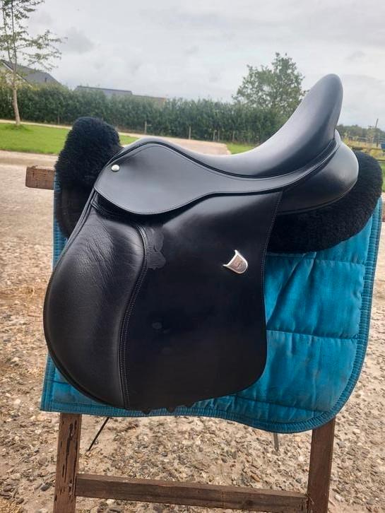 Bates veelzijdigheids zadel 16,5 inch, Dieren en Toebehoren, Paarden en Pony's | Zadels, Zo goed als nieuw, Ophalen