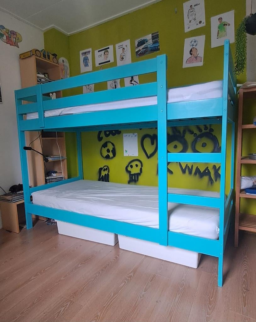 Leuk blauw stapelbed te koop! Inclusief 2 matrassen, Gebruikt, 90 cm, Eenpersoons, 160 tot 180 cm