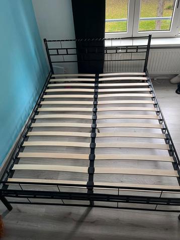 Tweepersoons lattenbodem bedframe 200x140 beschikbaar voor biedingen