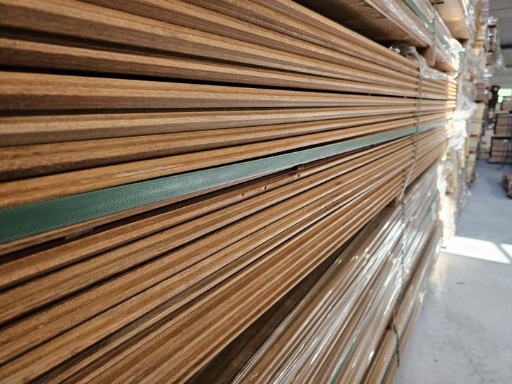 PARTIJ MES/GROEF HARDHOUT GEVELBEKLEDING 21x120x3050   LOURO, Tuin en Terras, Palen, Balken en Planken, Nieuw, Planken, 250 cm of meer