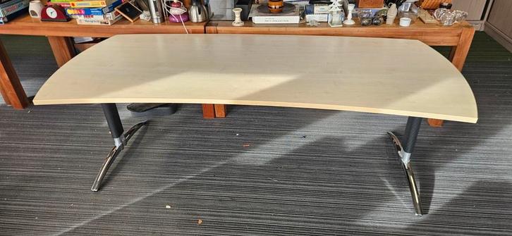 Strak bureau met halfrond blad en chrome poten, Huis en Inrichting, Bureaus, Ophalen of Verzenden