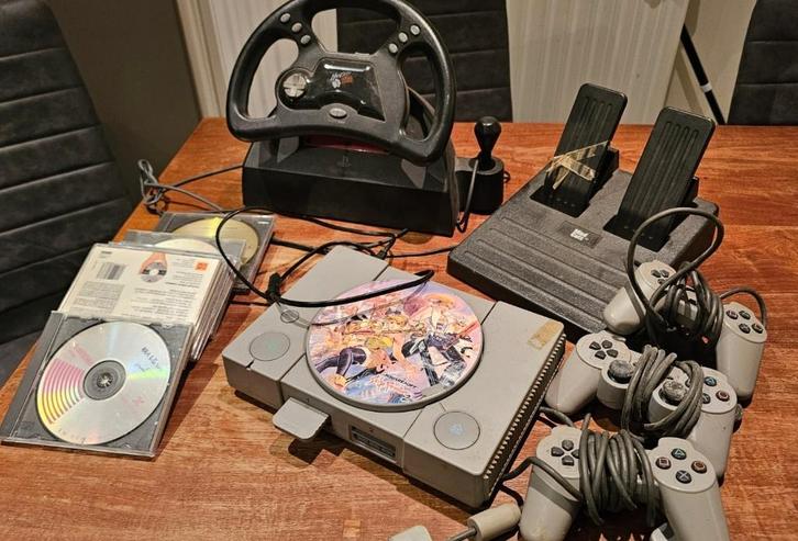 Playstation 1 | incl. spellen, controllers, stuur, Spelcomputers en Games, Spelcomputers | Sony PlayStation 1, Gebruikt, Met 3 controllers of meer