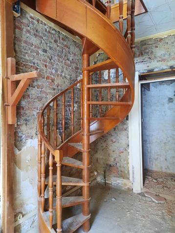 Authentieke Franse hout wenteltrap- Authentic French stairs beschikbaar voor biedingen
