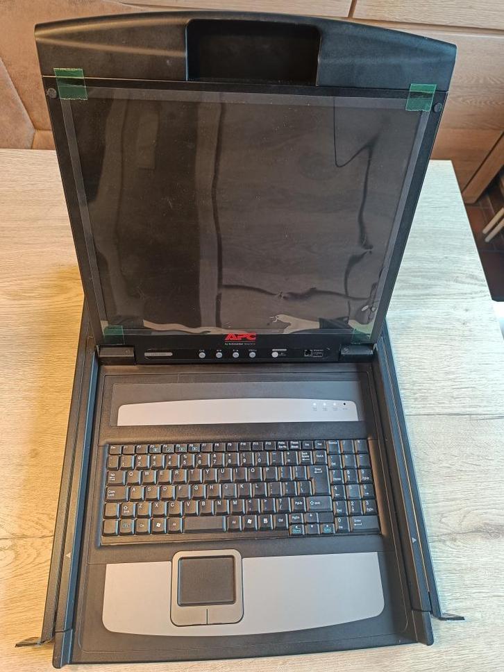 2x AP5717 APC 17" Rack LCD Console, Computers en Software, Netwerk switches, Zo goed als nieuw, Ophalen