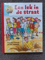 Een lek in de straat, Daan en Roos, Avi 2, Ophalen of Verzenden, Zo goed als nieuw, Vrouwke Klapwijk