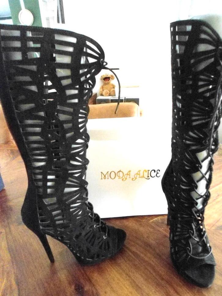 Opengewerkte zwarte plateaulaars met stilettohak mt. 39, Kleding | Dames, Schoenen, Nieuw, Hoge laarzen, Zwart, Ophalen