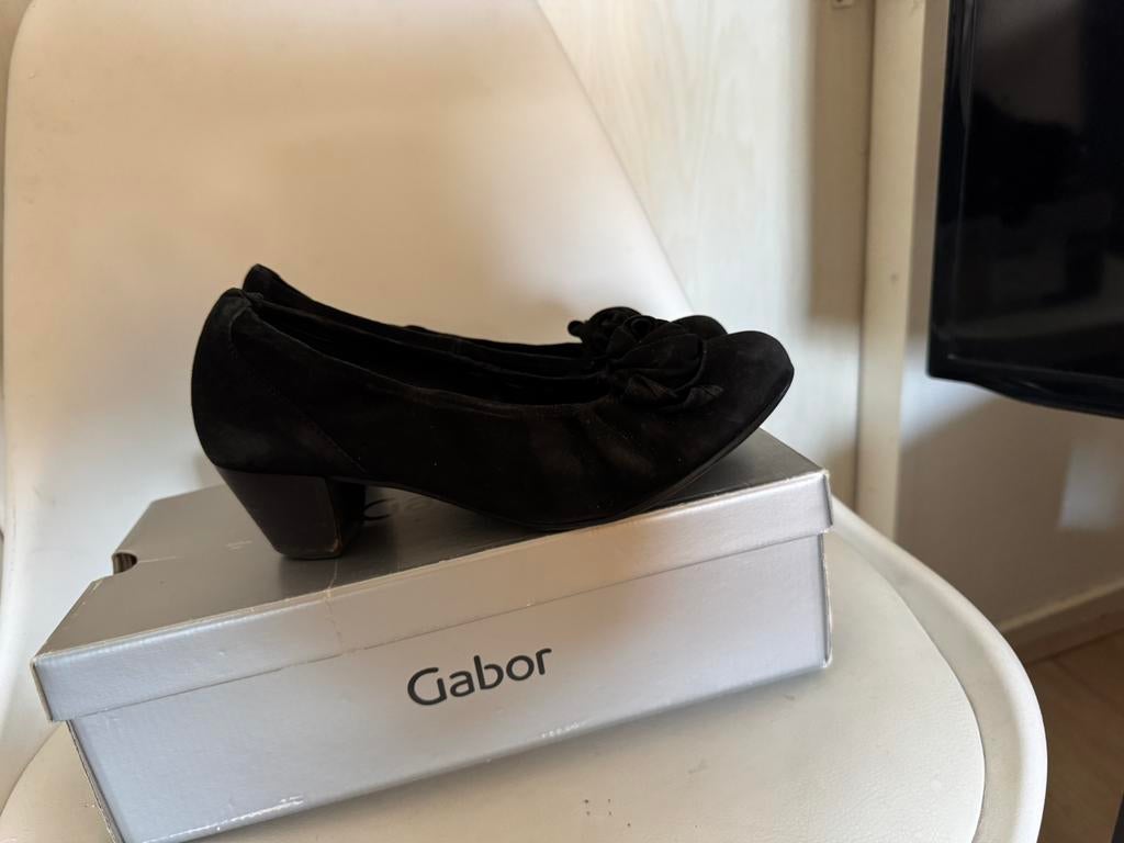 Zwarte suède pumps van Gabor met bloem op de bovenkant, Pumps, Zwart, Ophalen of Verzenden, Zo goed als nieuw