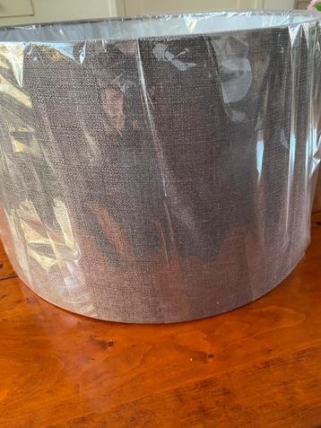 Nieuwe grote, taupe lampenkap beschikbaar voor biedingen