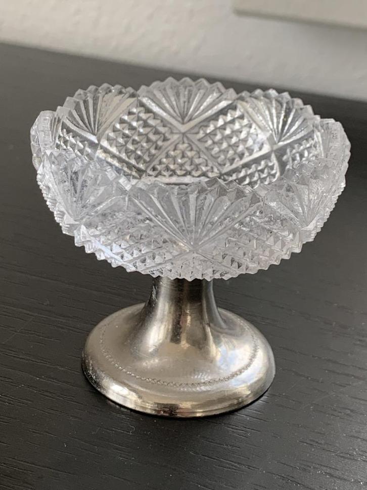 Klein geslepen glas schaaltje op DIF zilveren voet, Antiek en Kunst, Antiek | Glas en Kristal, Ophalen