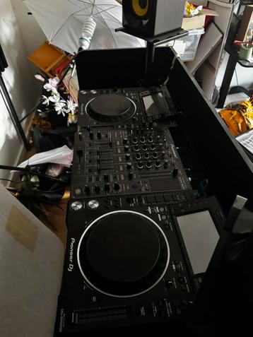 2X CDJ 2000 Nexus2 + 1 DJM 800. + 2 vonyx speaker + DJ Booth beschikbaar voor biedingen