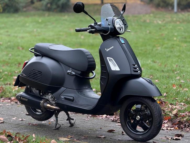 Vespa GTS 300 Notte HPE | 11.335 km | Akrapovic, Motoren, Motoren | Piaggio, Particulier, Scooter, 12 t/m 35 kW, 1 cilinder, Minimaal motorrijbewijs A2