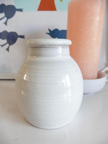 Wit vaasje retro vintage Germany nr 801 beschikbaar voor biedingen