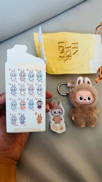 Pop Mart Pin For Love - Labubu "B" beschikbaar voor biedingen