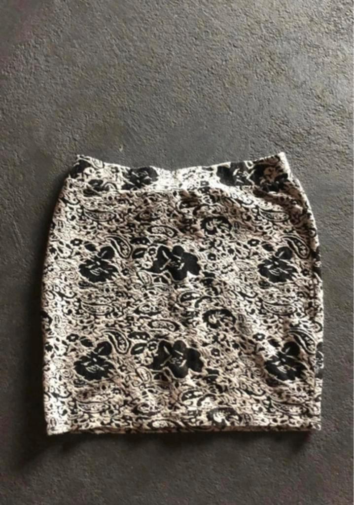 Only gebloemde rok maat S, Kleding | Dames, Rokken, Zo goed als nieuw, Maat 36 (S), Zwart, Boven de knie, Ophalen of Verzenden