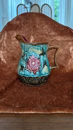 Antieke Majolica Kan | Turquoise Bloemen Reliëf | Victoriaan, Ophalen of Verzenden