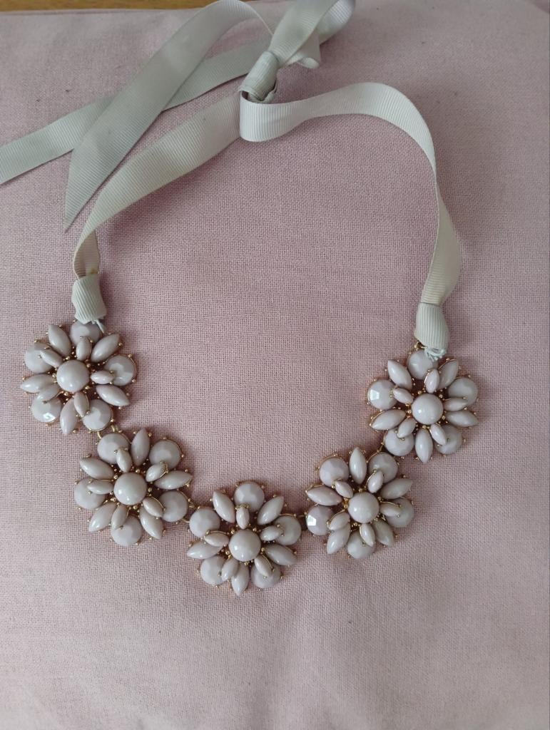 Ketting met grote roze/lila achtige bloemen, Sieraden, Tassen en Uiterlijk, Ophalen of Verzenden, Zo goed als nieuw, Roze, Kunststof