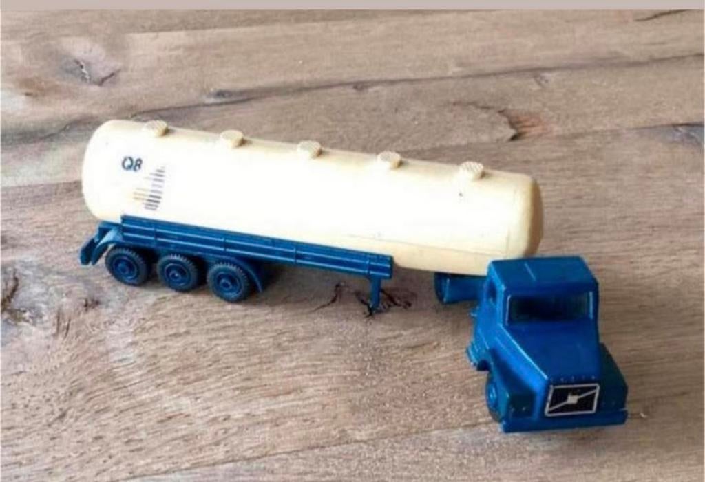 Volvo N10 / N12 trekker met tankoplegger Q8 – EFSI Holland, Hobby en Vrije tijd, Modelauto's | 1:87, Ophalen of Verzenden, Gebruikt