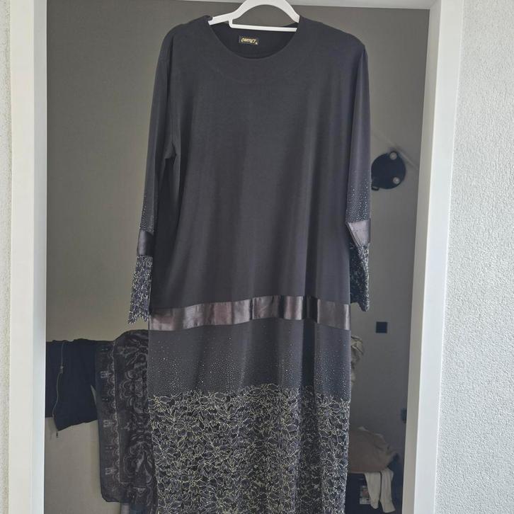 Zwarte jurk met gouden afwerking, Kleding | Dames, Jurken, Zo goed als nieuw, Maat 46/48 (XL) of groter, Zwart, Ophalen of Verzenden