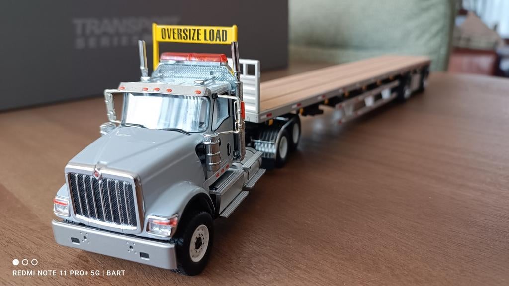 INTERNATIONAL HX520 MET 2AS FLATBED TRAILER, Hobby en Vrije tijd, Modelauto's | 1:50, Ophalen of Verzenden, Nieuw, Bus of Vrachtwagen