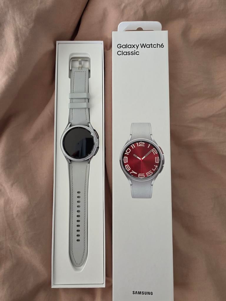 Samsung Galaxy Watch 6 Classic 43mm Zilver + 4 bandjes, Sieraden, Tassen en Uiterlijk, Smartwatches, Ophalen, Zo goed als nieuw