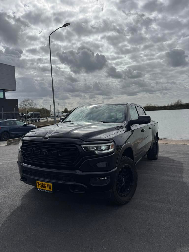 RAM 1500 RAM 1500 2019 Zwart Luchtvering BE trekker NL, Auto's, Automaat, 2743 kg, Zwart, Vierwielaandrijving