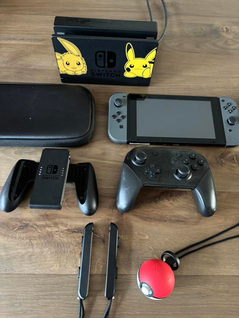 Nintendo Switch Pokemon + Pro Controller, Spelcomputers en Games, Spelcomputers | Nintendo Switch, Gebruikt, Switch Original, Met 2 controllers