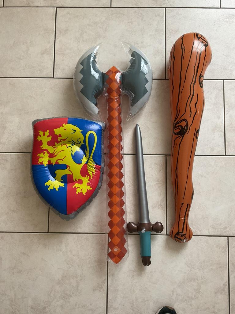 Opblaasbaar speelgoed strijdbijl knots schild zwaard, Ophalen, Zo goed als nieuw