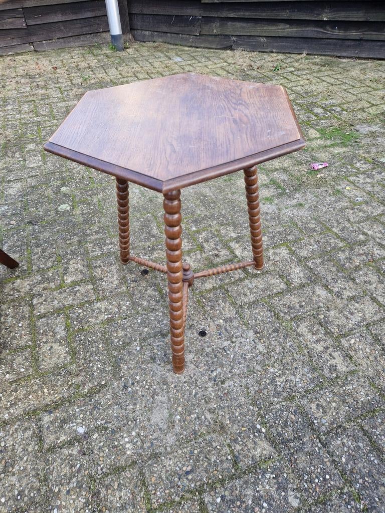 Houten tafeltje met 6 hoekig blad, Ophalen