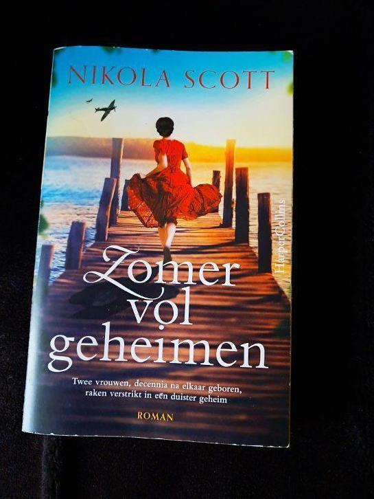 Zomer vol geheimen: Nikola Scott, Boeken, Romans, Zo goed als nieuw, Ophalen of Verzenden