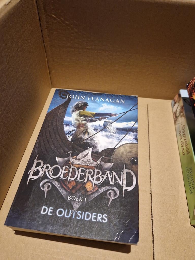 Broederband - De Outsiders (John Flanagan), Ophalen of Verzenden, Gelezen, John Flanagan