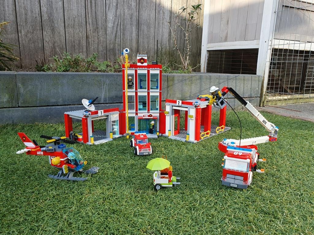 2 LEGO sets: Brandweerkazerne (60110) & Brandweer (60107), Kinderen en Baby's, Speelgoed | Duplo en Lego, Ophalen of Verzenden