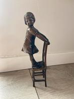 Bronzen beeldje: Meisje op stoel, lieflijk tafereel, Antiek en Kunst, Kunst | Beelden en Houtsnijwerken, Ophalen of Verzenden