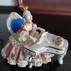 Vintage porseleinen beeldje dame aan piano, Verzamelen, Beelden en Beeldjes, Ophalen of Verzenden, Zo goed als nieuw, Mens