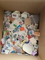 Doos met 8 kilo postzegels uit Nederland, Postzegels en Munten, Postzegels | Nederland, Ophalen of Verzenden
