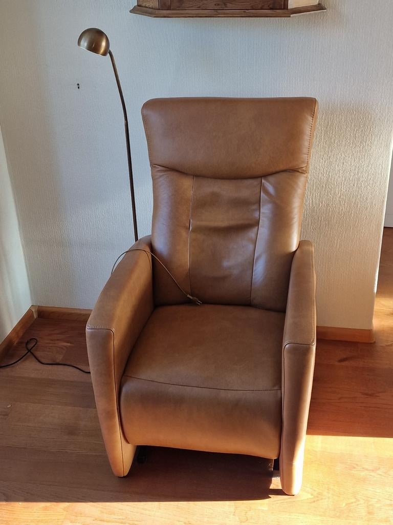 Comfortabele sta-op-stoel - Bruin leer, Huis en Inrichting, Fauteuils, Ophalen, Modern, Comfort, Zo goed als nieuw, 75 tot 100 cm