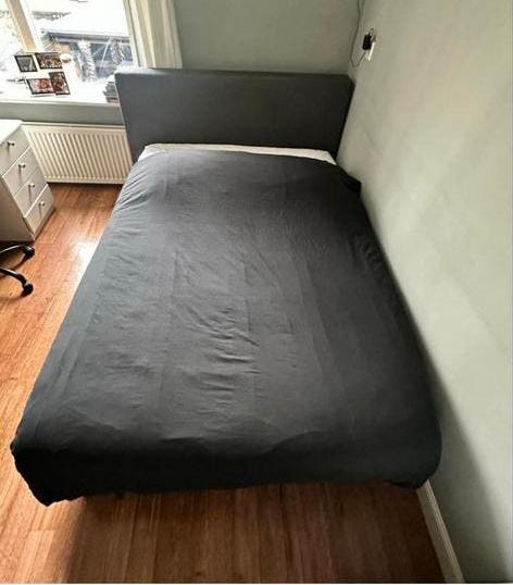 Comfortabel twijfelaar bed met hoofdbord, Ophalen, Gebruikt, 140 cm, Twijfelaar