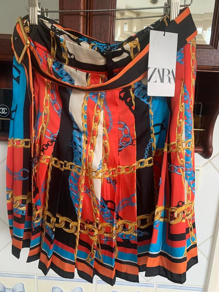 Nieuw plissé rokje met versaceprint met goud kleurige gesp, Maat 42/44 (L), Nieuw, Ophalen of Verzenden, Boven de knie