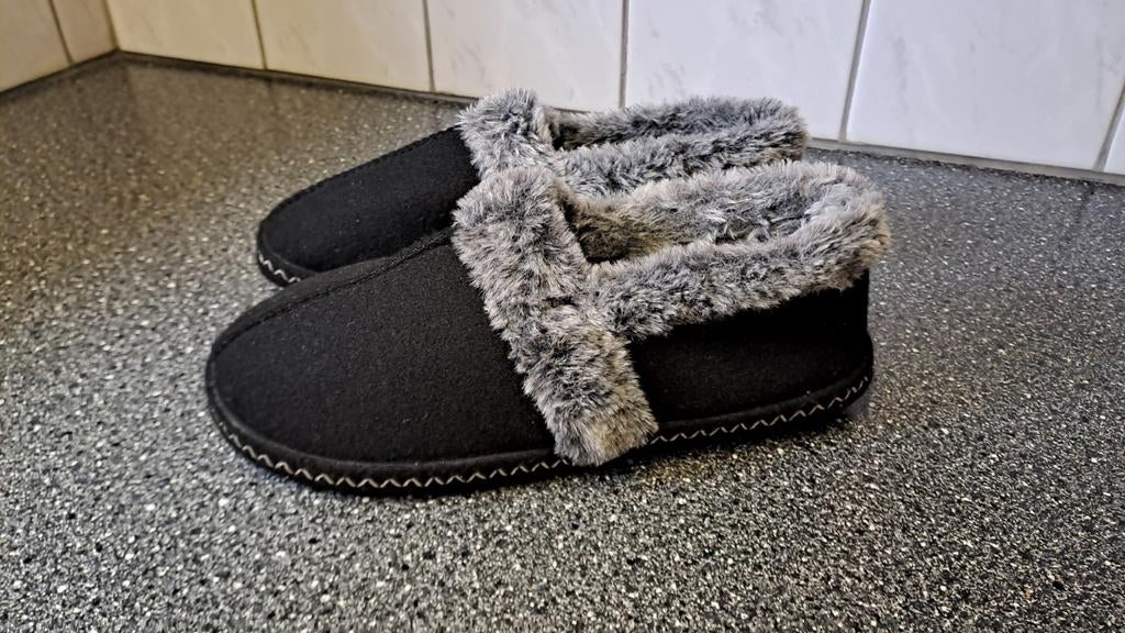 Zwarte gevoerde sloffen pantoffels maat 39, Zwart, Nieuw, Ophalen of Verzenden, N.v.t