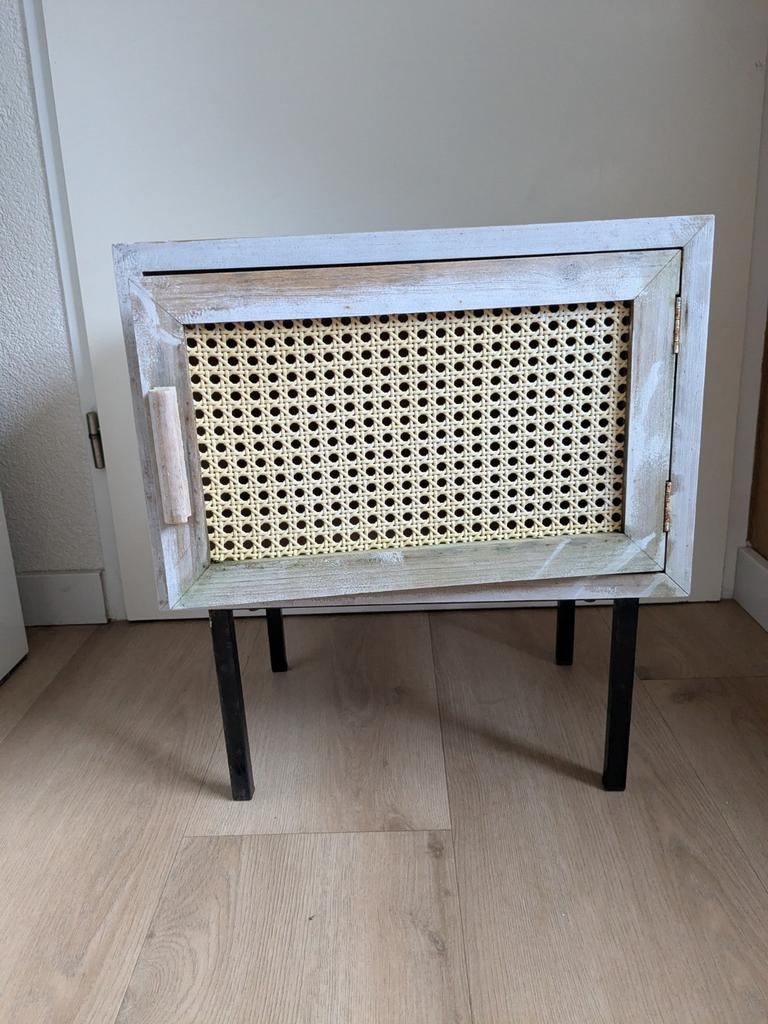 Houten nachtkastje  kastje met webbing deur en metalen poten, Huis en Inrichting, Slaapkamer | Nachtkastjes, Gebruikt, Ophalen of Verzenden