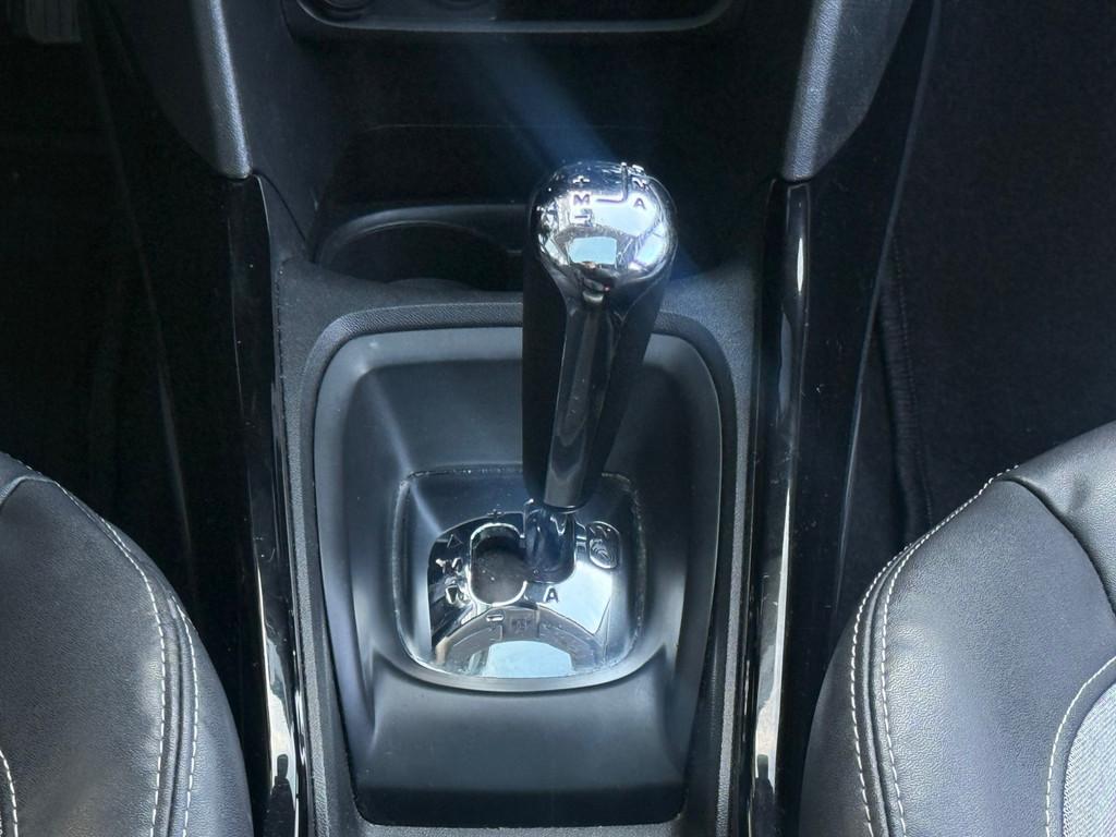 Peugeot 2008 1.2 PureTech Allure AUTOMAAT | NAVI | PANO DAK, Auto's, Peugeot, 450 kg, 1199 cc, 82 pk, Origineel Nederlands