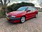 Alfa Romeo 146 1.4 Twin Spark 16V 1998 Rood eerste eigenaar, Auto's, Alfa Romeo, Stof, Euro 6, 4 cilinders, 49 €/maand