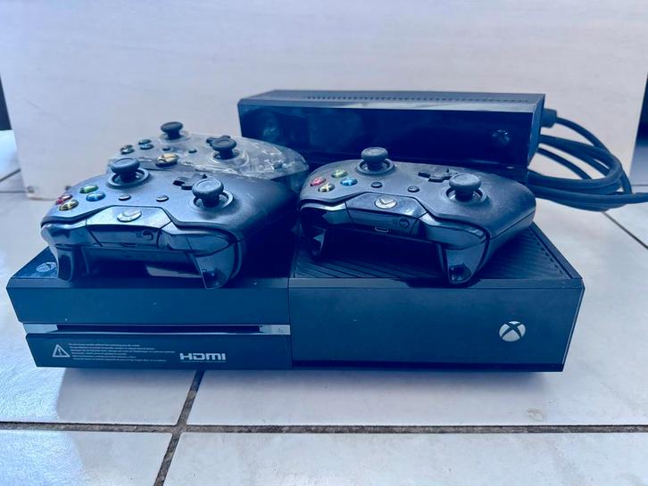 Xbox One met 3 controllers en Kinect Sensor, Spelcomputers en Games, Spelcomputers | Xbox One, Gebruikt, Xbox One, Met 3 controllers of meer