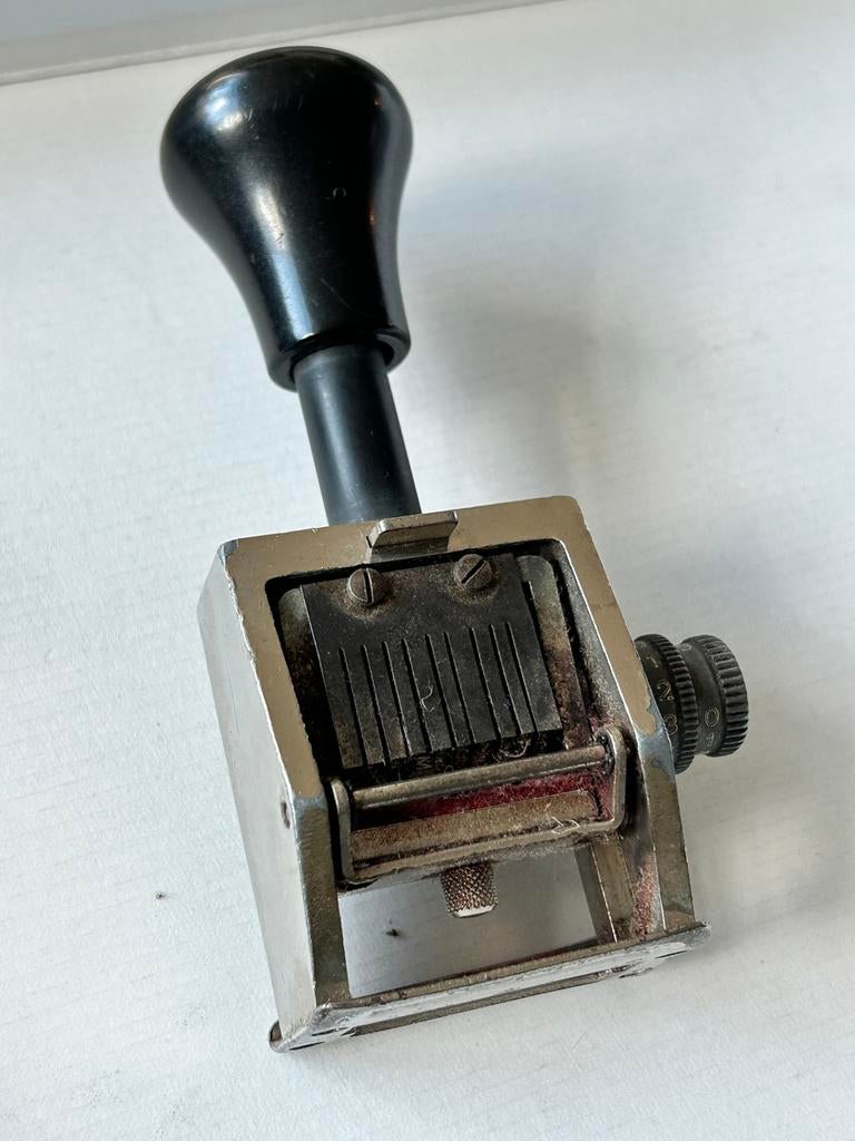 Originele metalen datumstempel van HTM, Antiek en Kunst, Verzenden