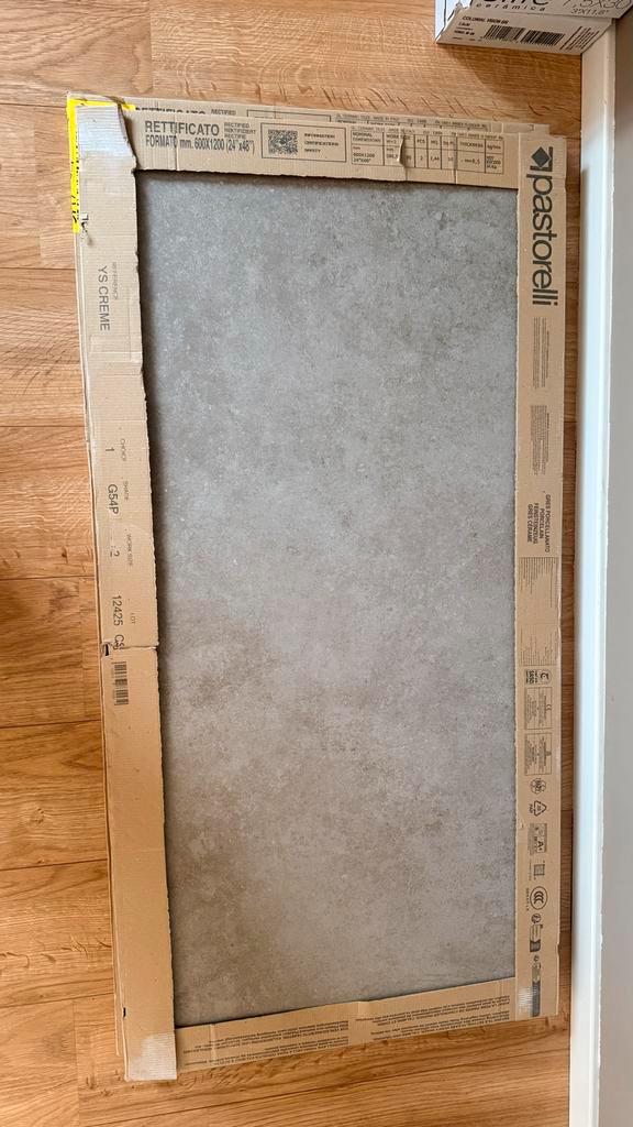 GRATIS: Twee Creme/Grijze Vloertegels 1,2meterx60cm (Nieuw), Doe-het-zelf en Verbouw, Tegels, Nieuw, Vloertegels, Keramiek, 60 cm of meer