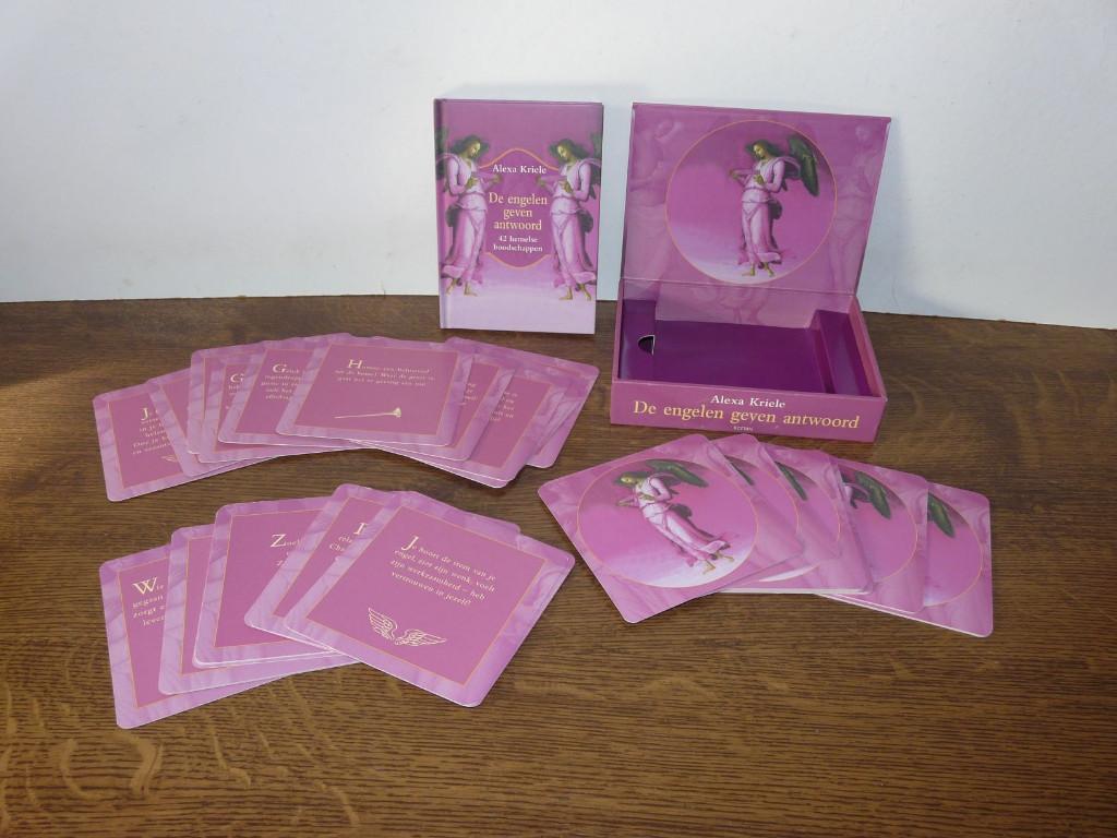 Orakel kaarten-De Engelen geven antwoord, Achtergrond en Informatie, Tarot of Kaarten leggen, Ophalen of Verzenden, Zo goed als nieuw